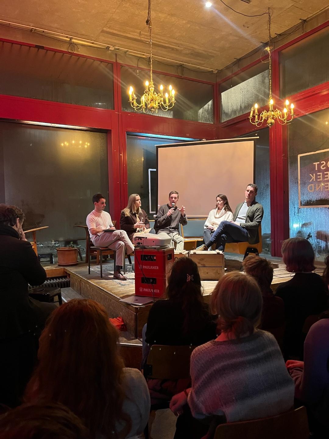 Abendveranstaltung mit Publikum und Podium.