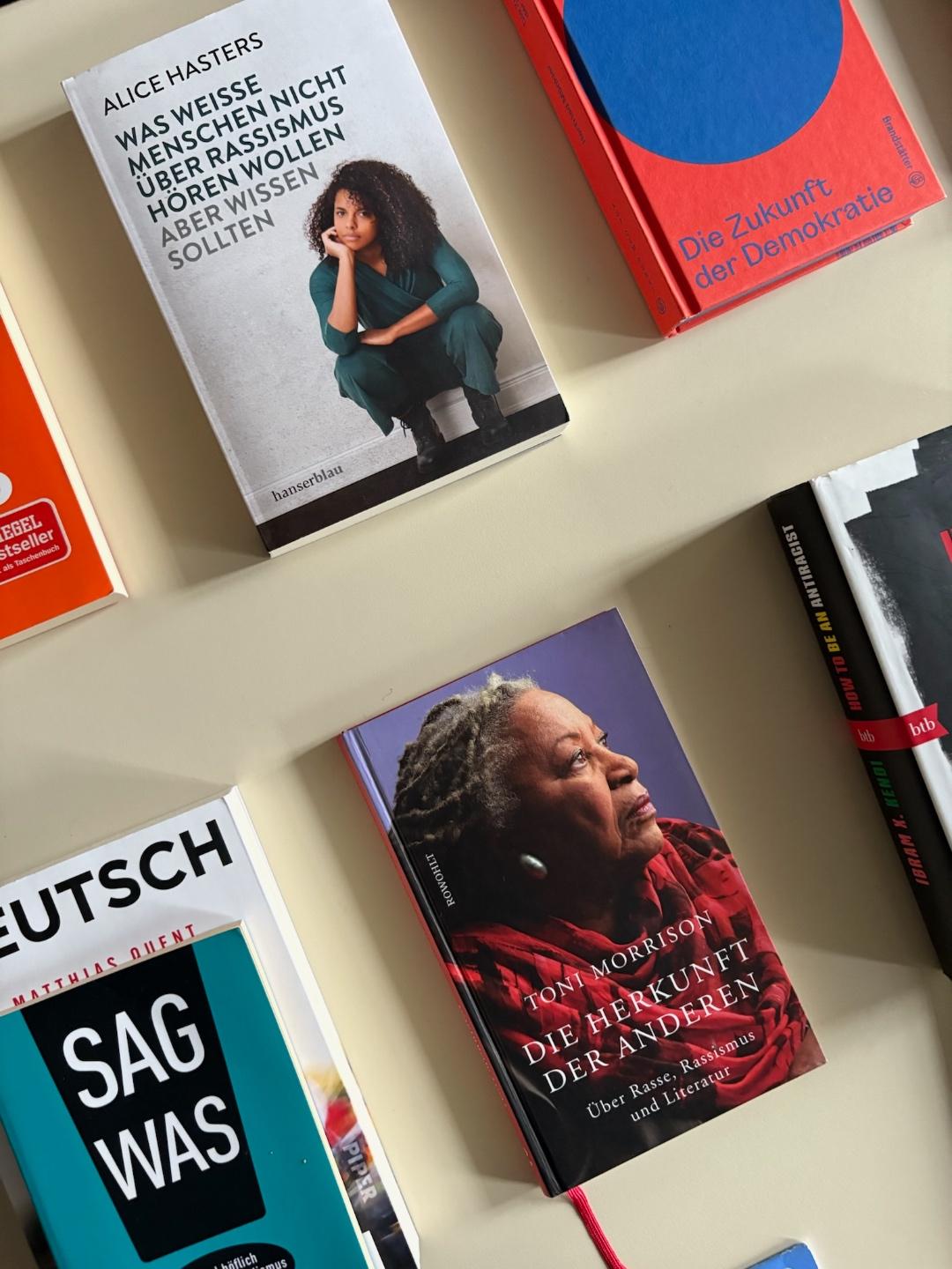 Büchertisch mit Literatur zu Demokratie und gesellschaftlichem Austausch.