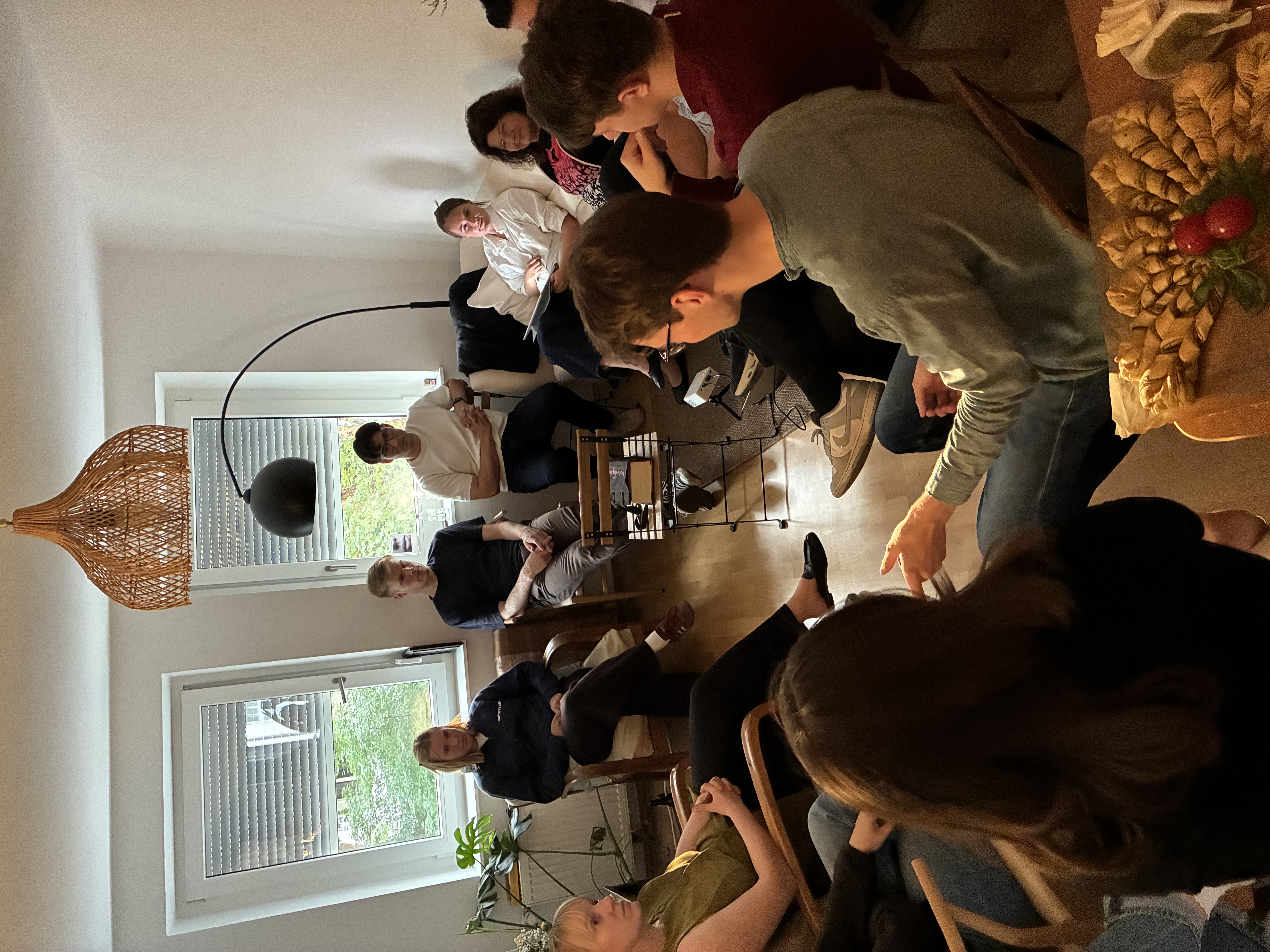 Gesprächssituation bei der ersten Wohnzimmerdiskussion.